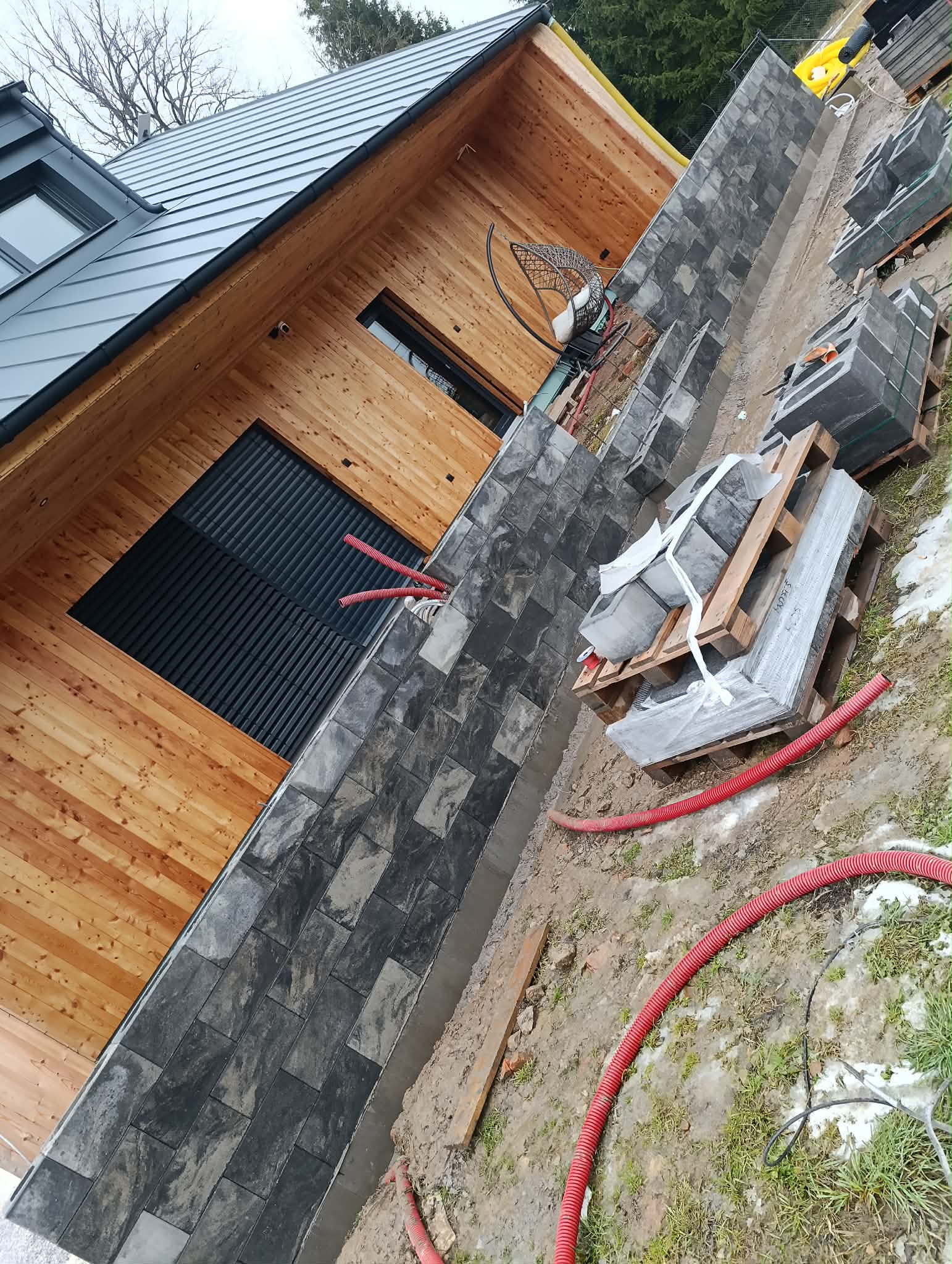 Rekonstrukce střechy Hradec Králové - pokládka pálené krytiny