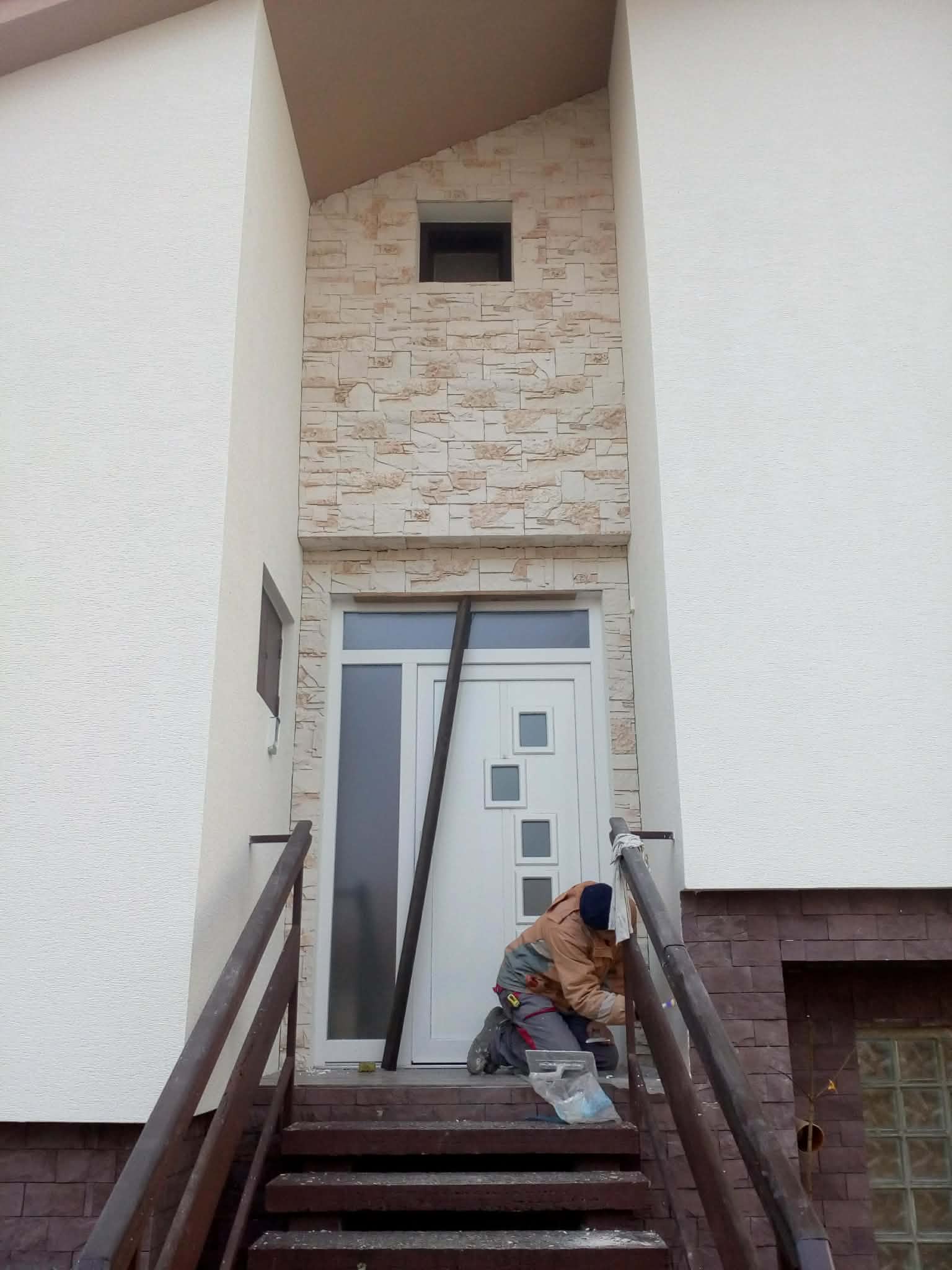 Rekonstrukce bytového domu - vstupní dveře a obklad